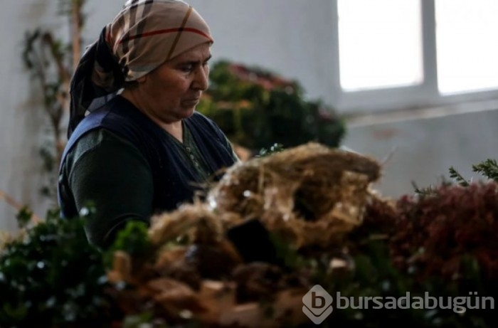 Antalya'da kadınlar Avrupa'ya Noel çelengi hazırlıyor
