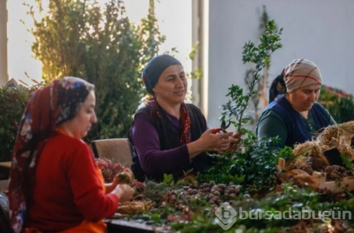 Antalya'da kadınlar Avrupa'ya Noel çelengi hazırlıyor
