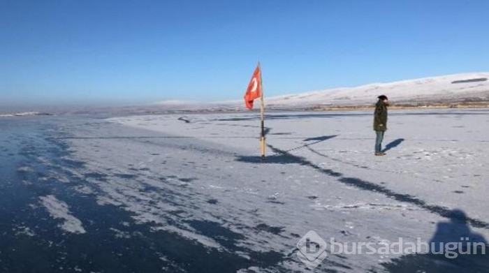 Çıldır Gölü buz tuttu!
