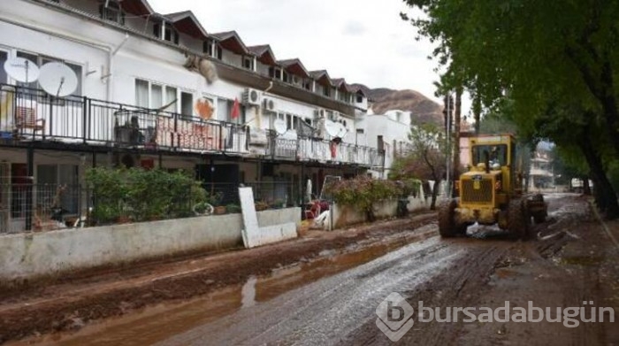 Sağanak sonrası sokaklar 200 kamyon balçıktan temizlendi

