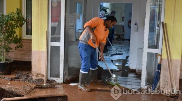 Sağanak sonrası sokaklar 200 kamyon balçıktan temizlendi
