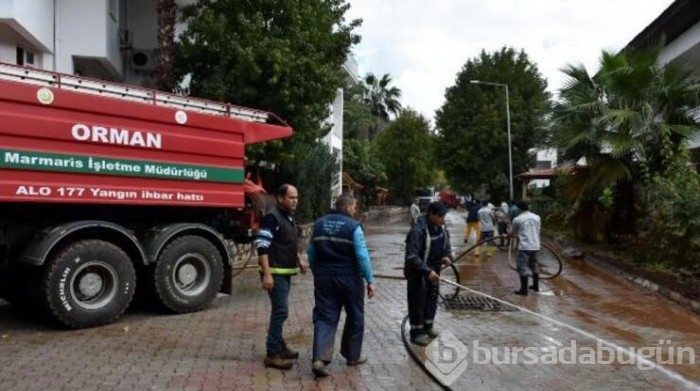 Sağanak sonrası sokaklar 200 kamyon balçıktan temizlendi
