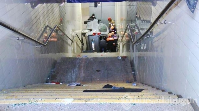 Bursa'da araç metro istasyonu alt geçidine uçtu
