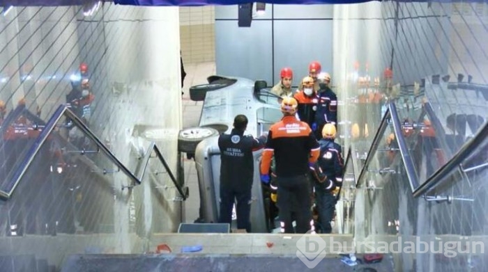 Bursa'da araç metro istasyonu alt geçidine uçtu