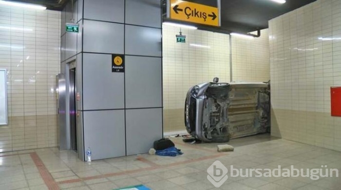 Bursa'da araç metro istasyonu alt geçidine uçtu