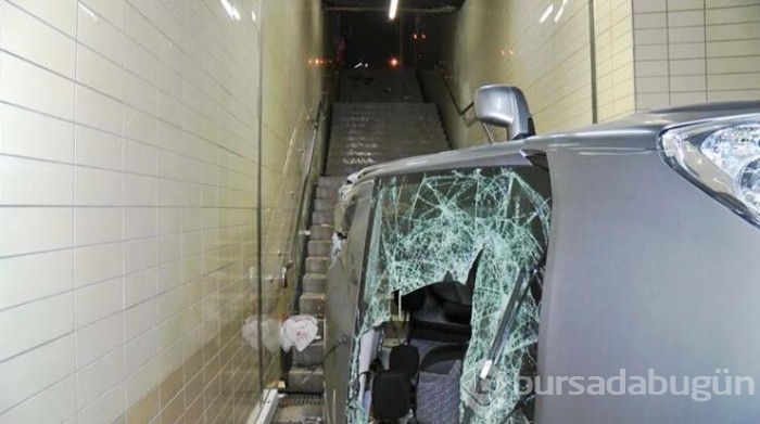 Bursa'da araç metro istasyonu alt geçidine uçtu