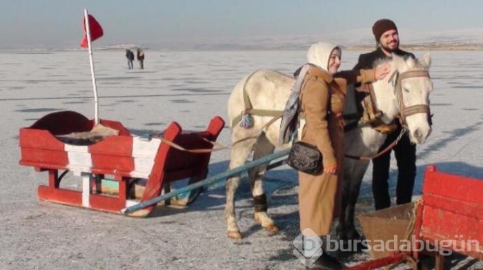 Çıldır Gölü'nün üzerinde atlı kızak turu...
