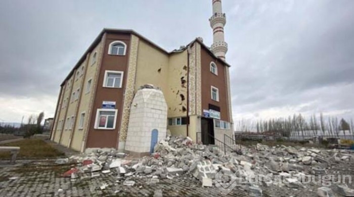 Sivas'ta kuvvetli rüzgarda caminin minaresi yıkıldı
