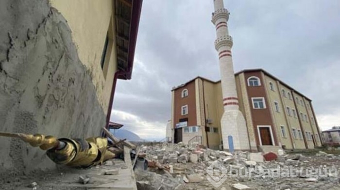 Sivas'ta kuvvetli rüzgarda caminin minaresi yıkıldı
