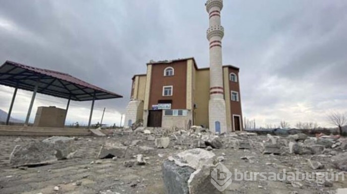 Sivas'ta kuvvetli rüzgarda caminin minaresi yıkıldı
