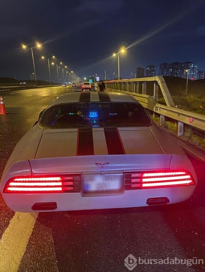 Hakan Ünsal klasik otomobiliyle kaza yaptı!