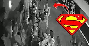 Superman'im diyerek masalara atladı...