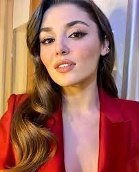 Hande Erçel stüdyoya girdi...