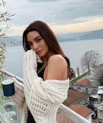 Hazal Filiz Küçükköse geceye damga vurdu!
