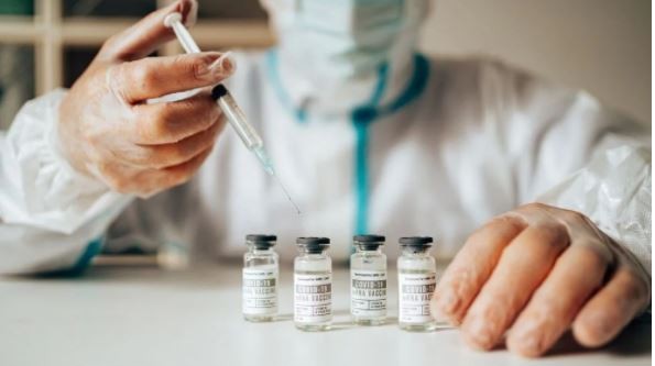 Omicron varyantının bulaşma katsayısı ve yeniden enfeksiyon riski ne kadar?
