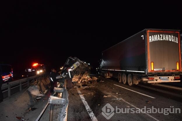 Kamyonet TIR'a çarptı!