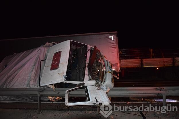 Kamyonet TIR'a çarptı!