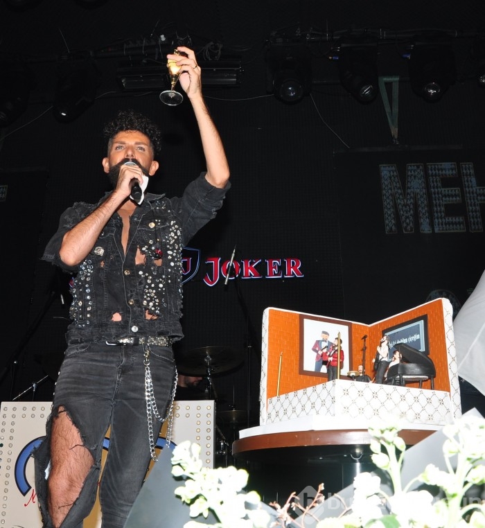 Mehmet Çevik doğum gününü sahnede kutladı