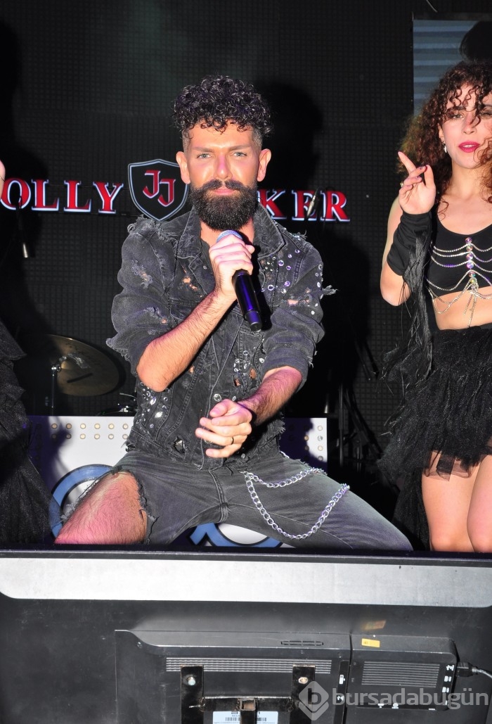 Mehmet Çevik doğum gününü sahnede kutladı