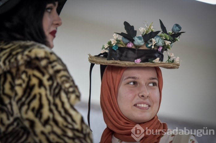 Bursa'da lise öğrencileri roman karakterlerini canlandırdı...