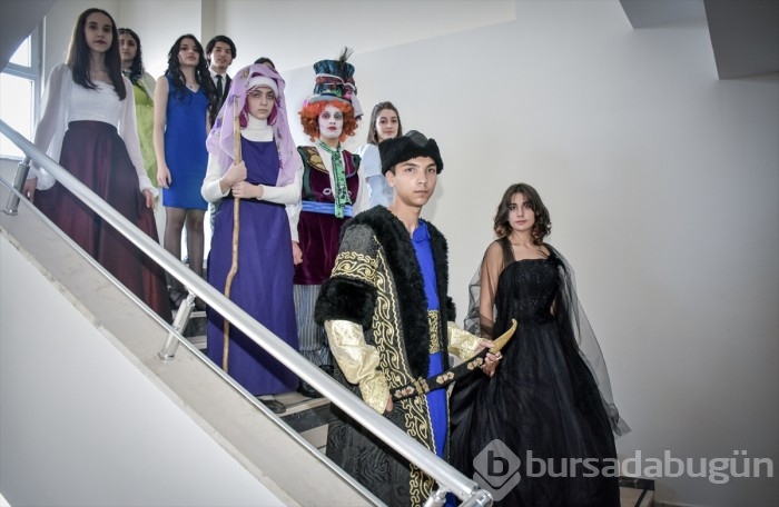 Bursa'da lise öğrencileri roman karakterlerini canlandırdı...