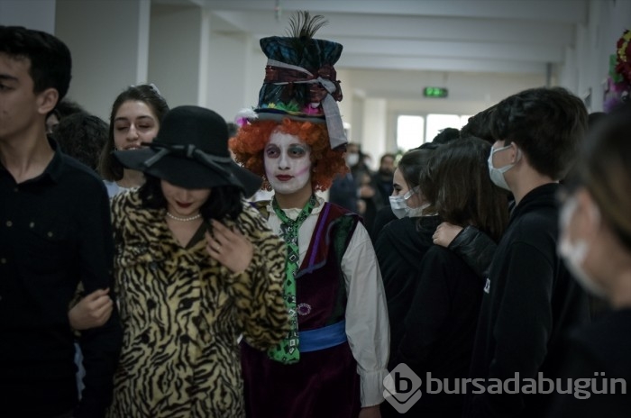Bursa'da lise öğrencileri roman karakterlerini canlandırdı...