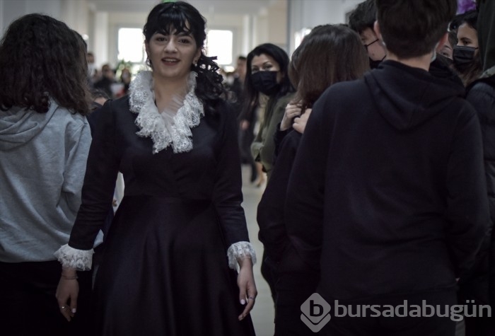 Bursa'da lise öğrencileri roman karakterlerini canlandırdı...