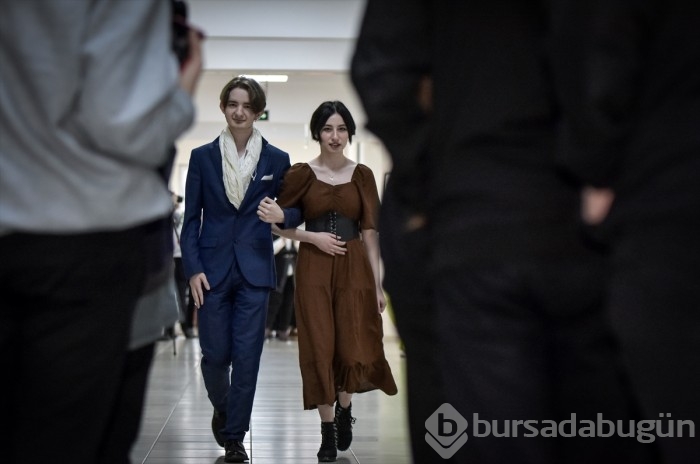 Bursa'da lise öğrencileri roman karakterlerini canlandırdı...