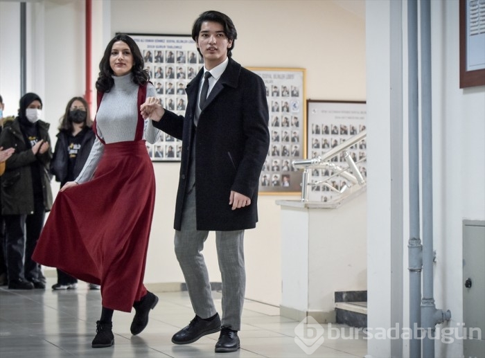 Bursa'da lise öğrencileri roman karakterlerini canlandırdı...