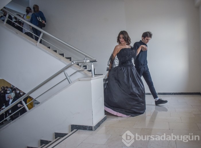 Bursa'da lise öğrencileri roman karakterlerini canlandırdı...