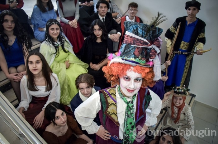Bursa'da lise öğrencileri roman karakterlerini canlandırdı...
