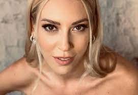 Sinem Kobal elbisesiyle büyüledi...