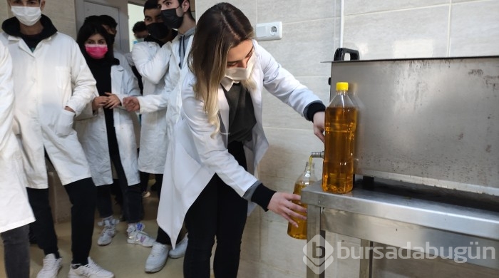 Bursa'da bu öğrenciler keçi sağıp, tavuk bakıyor