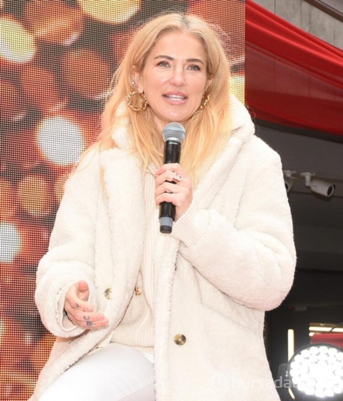 Burcu Esmersoy ile sevgilisi Nazım Akmandil ilk kez el ele
