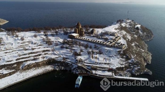 Akdamar Adası'nda seyrine doyumsuz kış manzarası