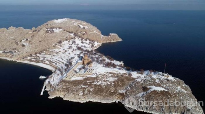 Akdamar Adası'nda seyrine doyumsuz kış manzarası