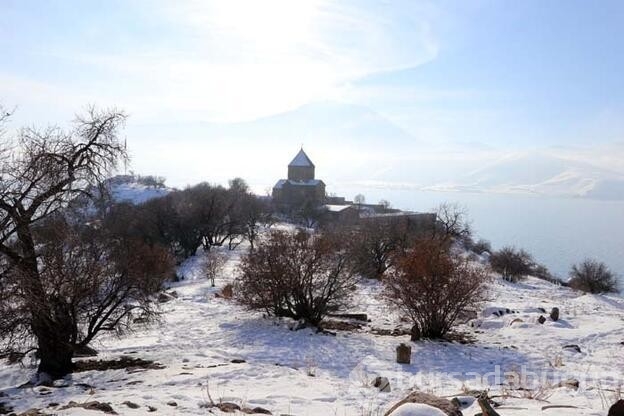 Akdamar Adası'nda seyrine doyumsuz kış manzarası