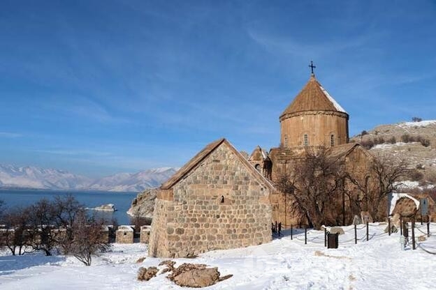 Akdamar Adası'nda seyrine doyumsuz kış manzarası