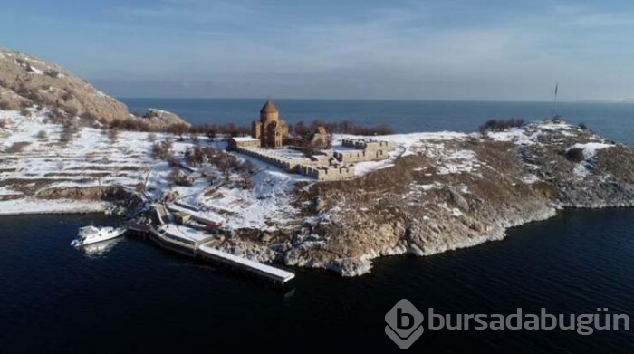 Akdamar Adası'nda seyrine doyumsuz kış manzarası