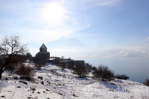 Akdamar Adası'nda seyrine doyumsuz kış manzarası