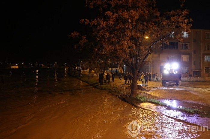 Edirne Uzunköprü'de dereler taştı, yollar ulaşıma kapandı! 