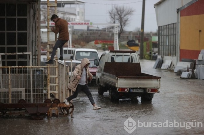 Edirne Uzunköprü'de dereler taştı, yollar ulaşıma kapandı! 