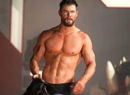 Chris Hemsworth'ten kar banyosu pozlarına beğeni yağmuru...
