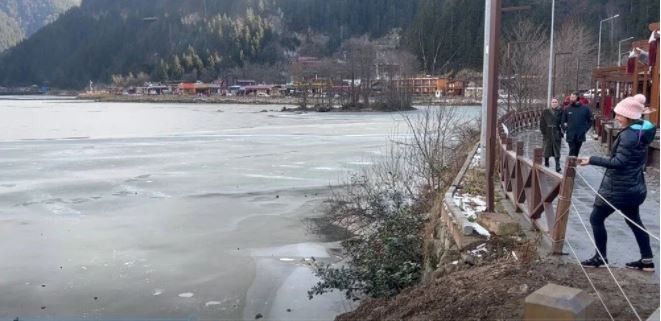 Uzungöl'ün büyük bölümü buz tuttu