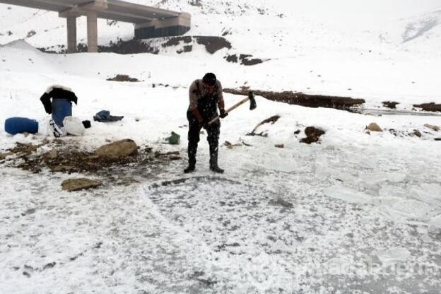 Donan derede Eskimo usulü balık avı