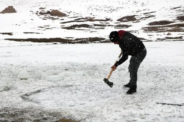 Donan derede Eskimo usulü balık avı