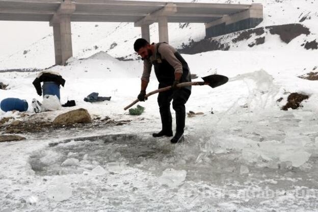 Donan derede Eskimo usulü balık avı