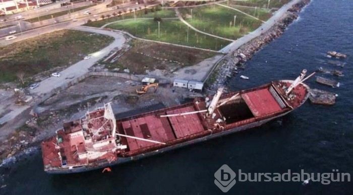  Fırtınada yan yatan kuru yük gemisi parçalara ayrılıyor!
