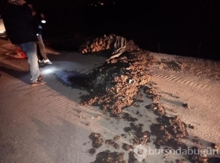 Dökülen atıklar mahalleliyi bezdirdi!