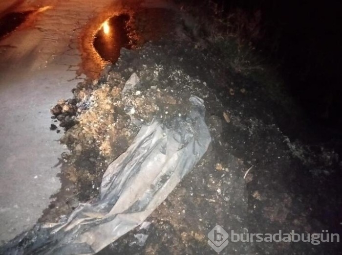 Dökülen atıklar mahalleliyi bezdirdi!
